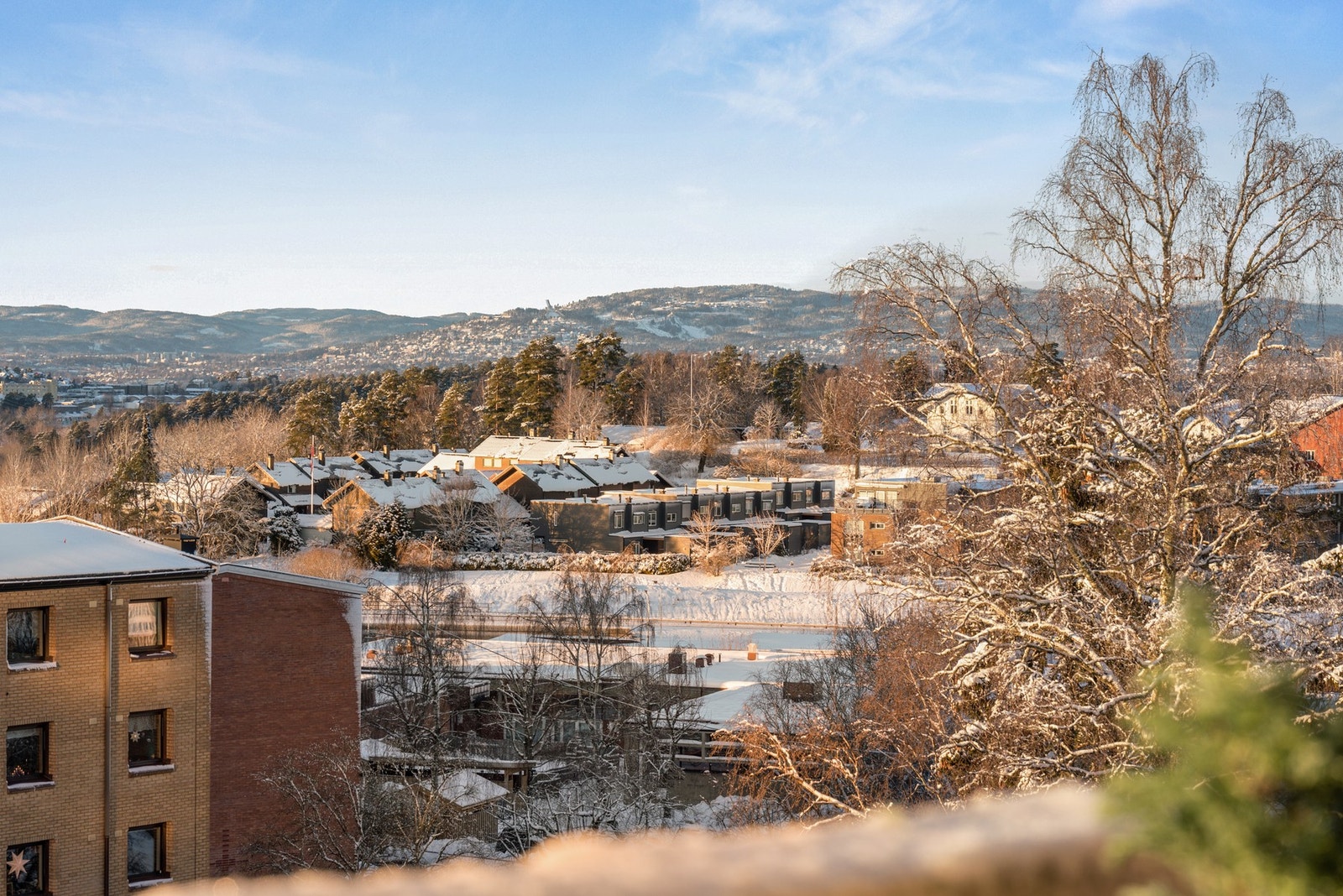 Fra den vestvendte balkongen kan herlig utsikt nytes Galleribilde