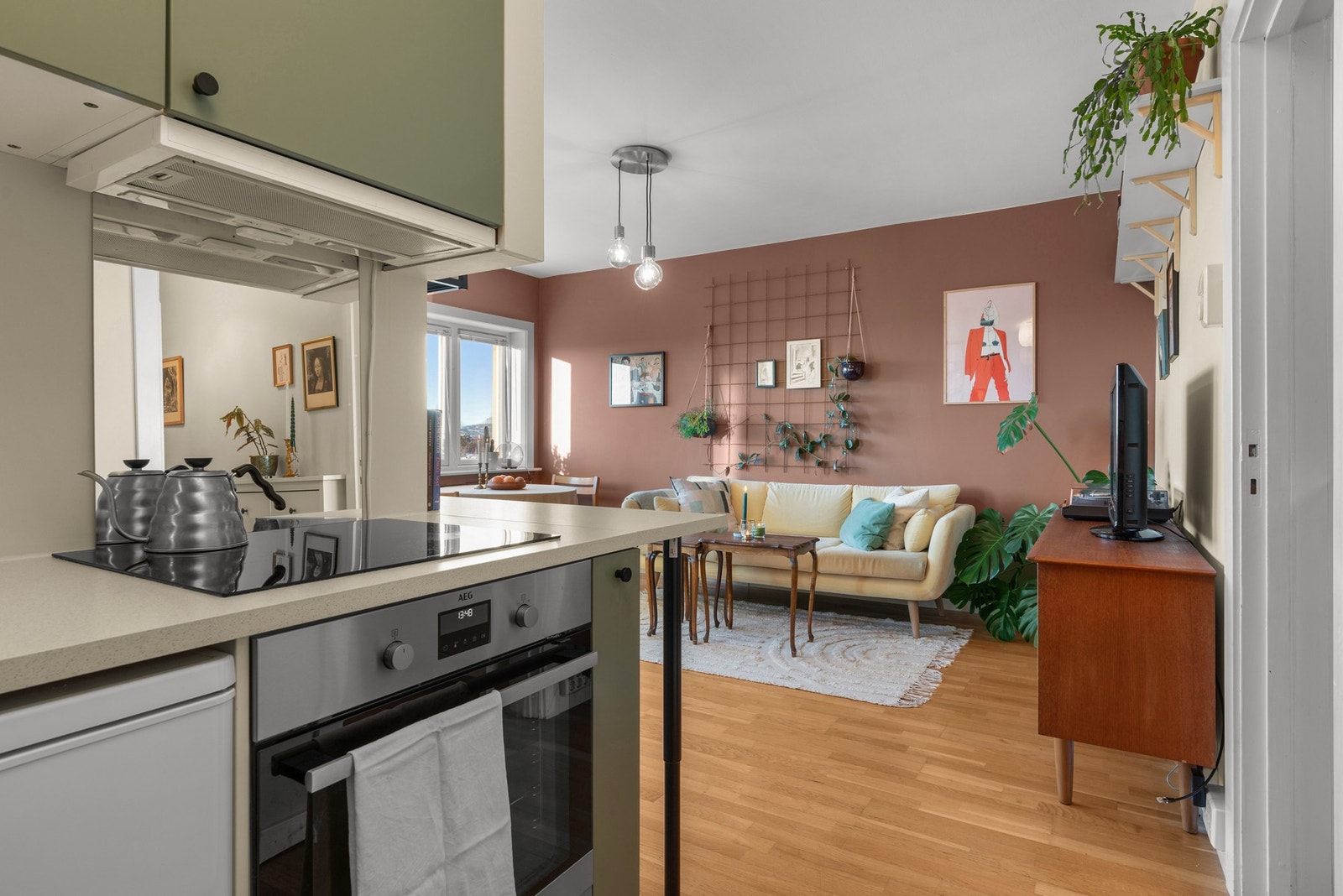 Her kan du stå å lage mat mens gjestene koser seg i sofaen Galleribilde