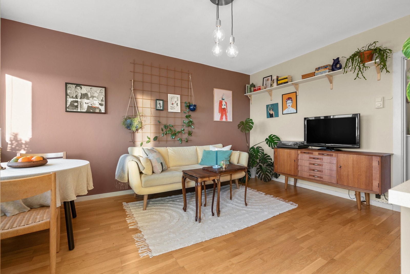 Stuen oppleves som lys og luftig, og har en fin arealutforming Galleribilde