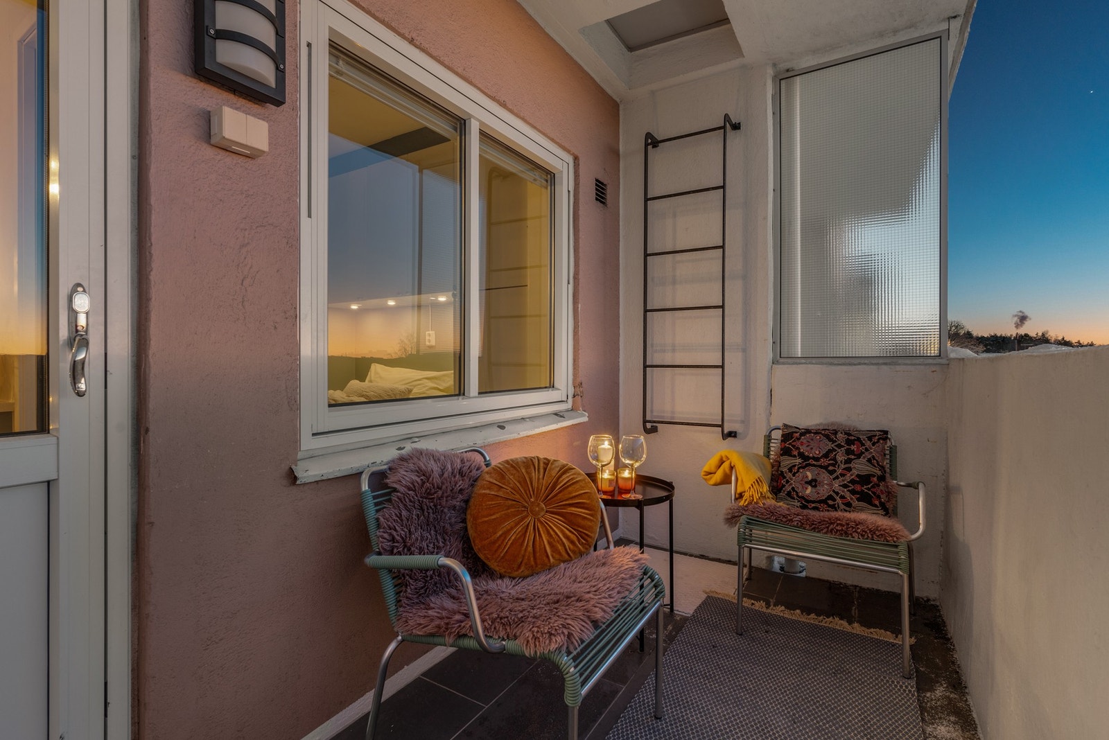 Her er det plass til et lite café sett. Nyt herlige sommerdager i sola på balkongen Galleribilde