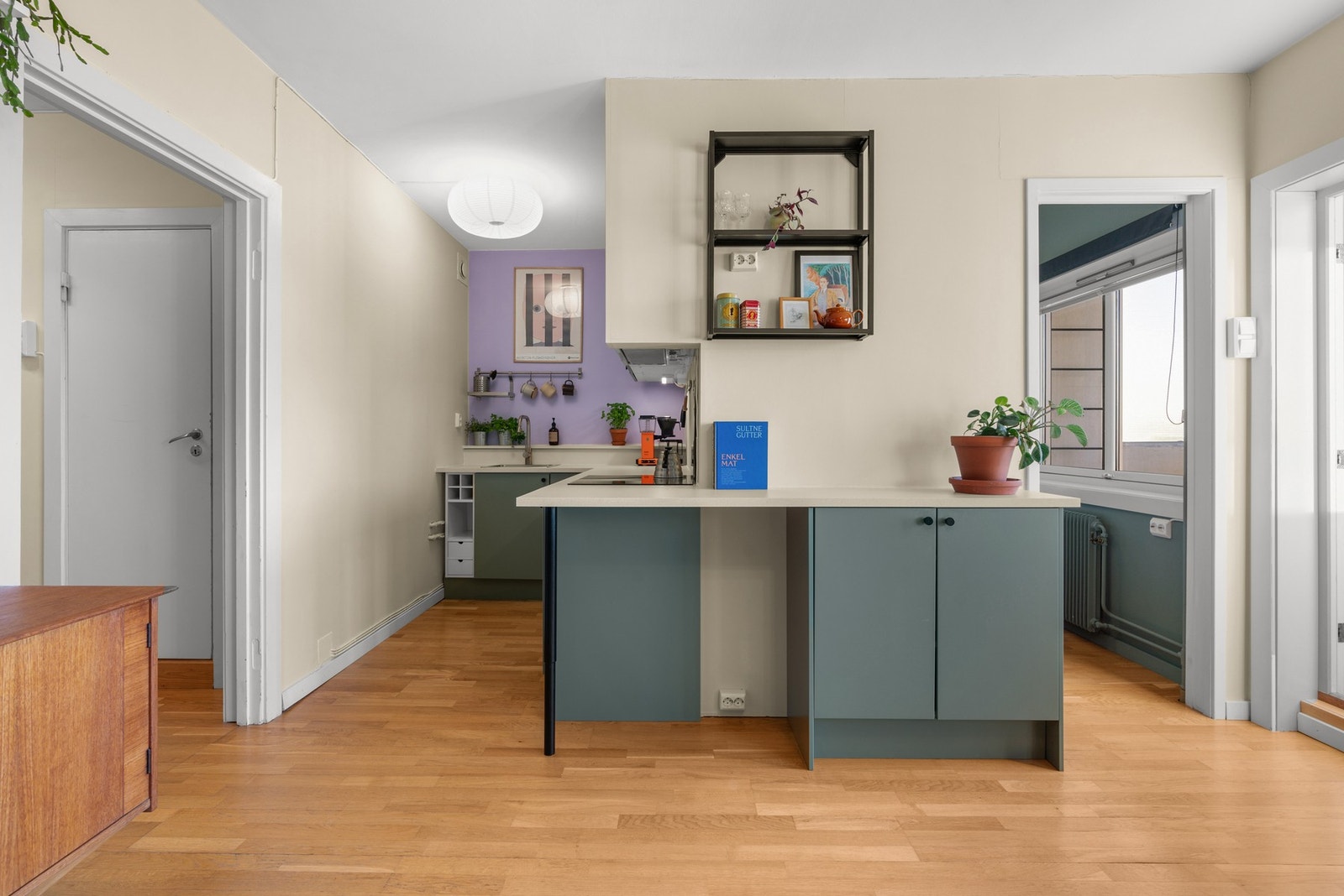 Kjøkkenet har meget god benkeplass Galleribilde