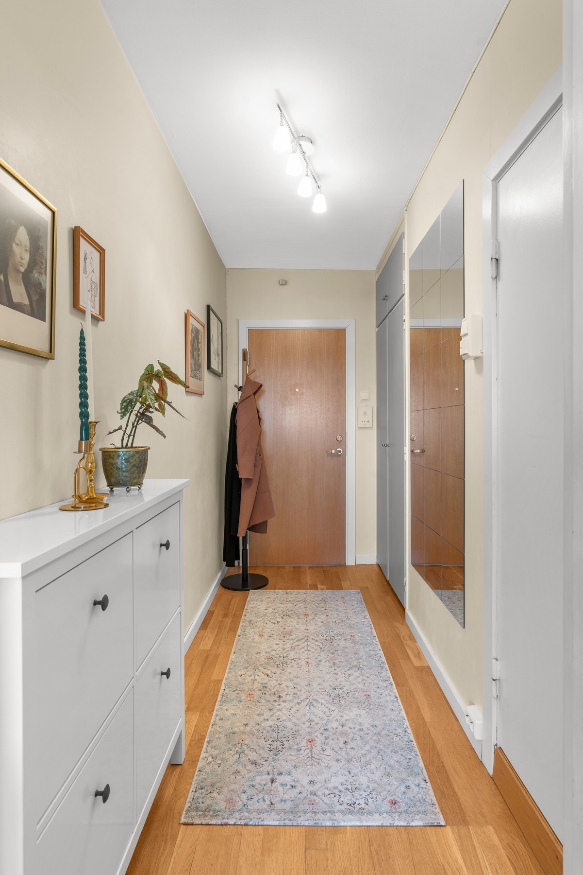 Heisen tar deg opp til etasjeplan i 5.etg. Her finner du en romslig entré Galleribilde