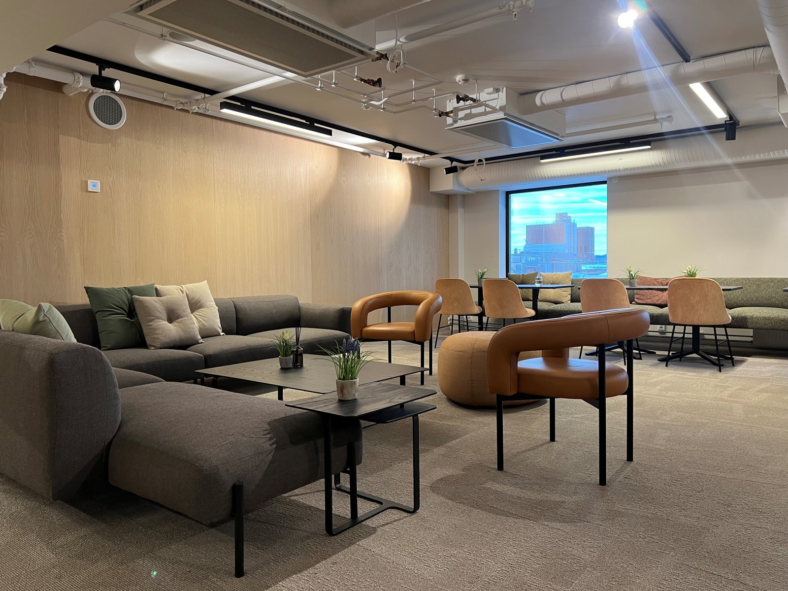 Godt fellesområde for lunsj og mingling med kollegaer Galleribilde