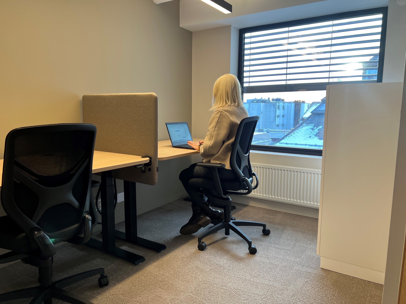 Eksempel på 2-manns kontor
Skillevegger og hev senk er alltid inkludert.
Lyse kontorer Galleribilde