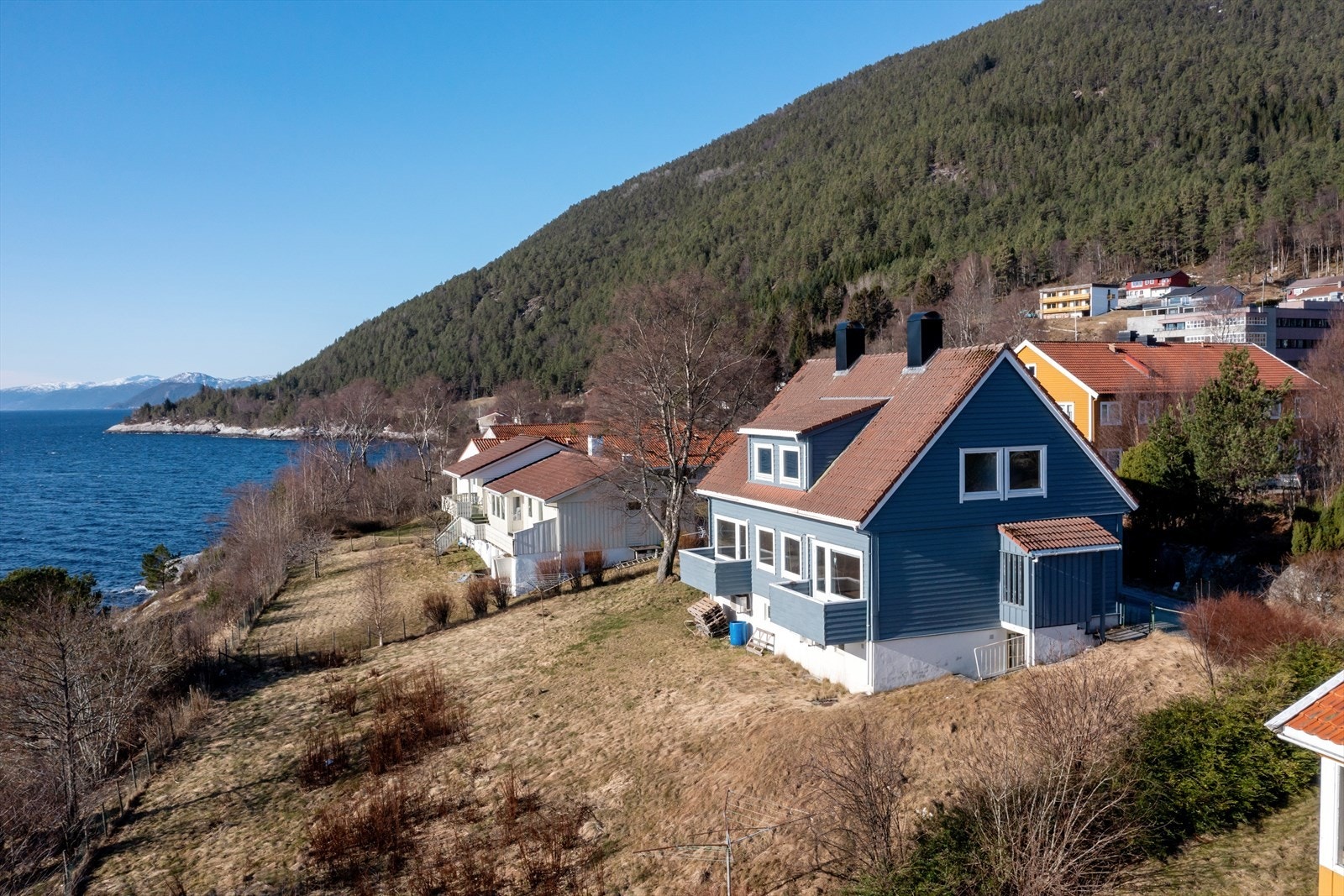 Tomannsbustaden ligg på fellestomt med panoramautsikt mot Sognefjorden og fjella rundt. Galleribilde