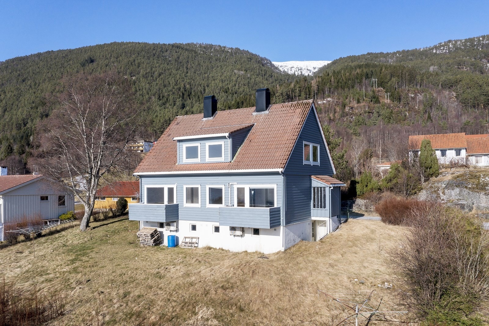 Tomannsbustad på stor tomt med fantastisk utsikt. Galleribilde