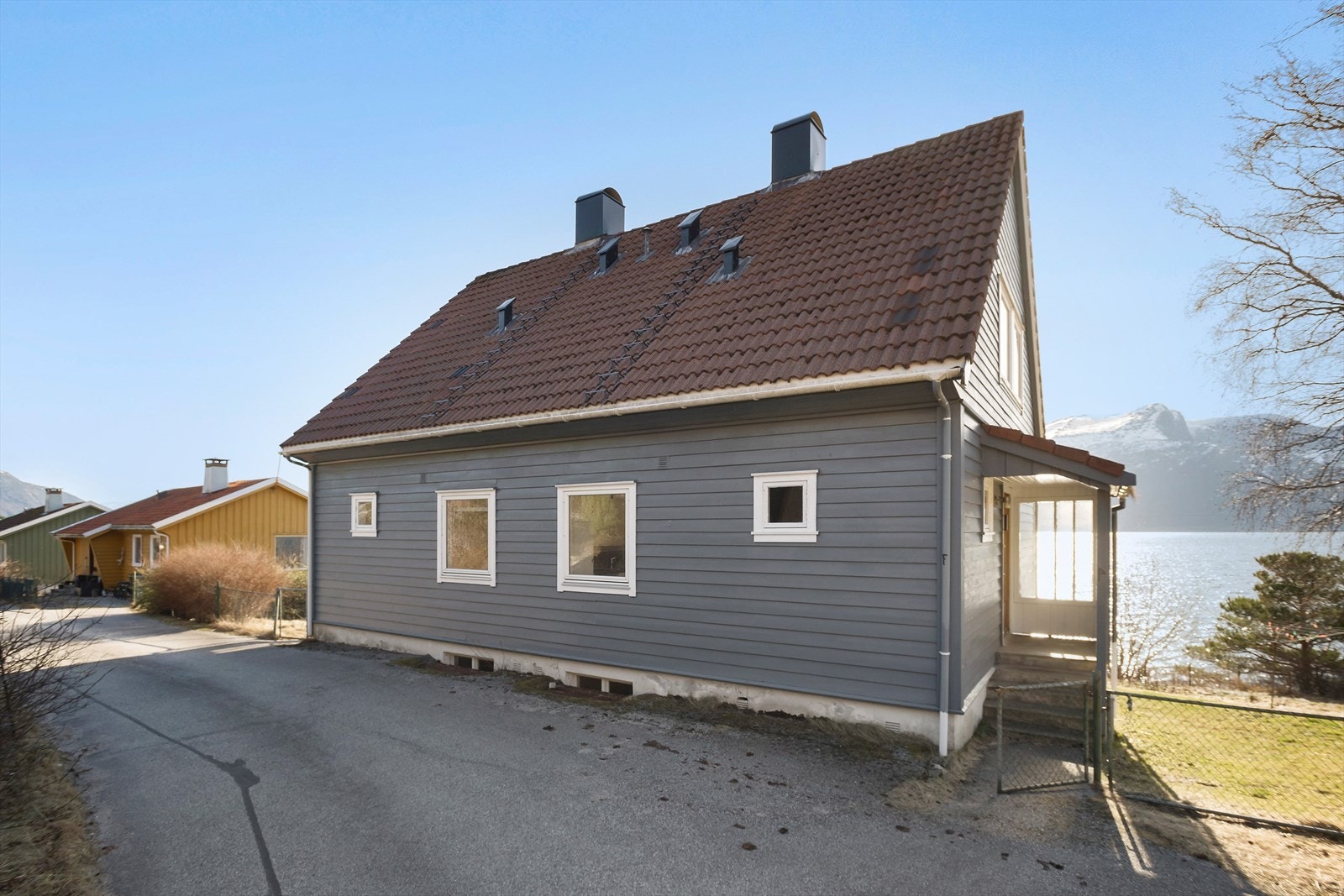 Fasade mot vege Galleribilde