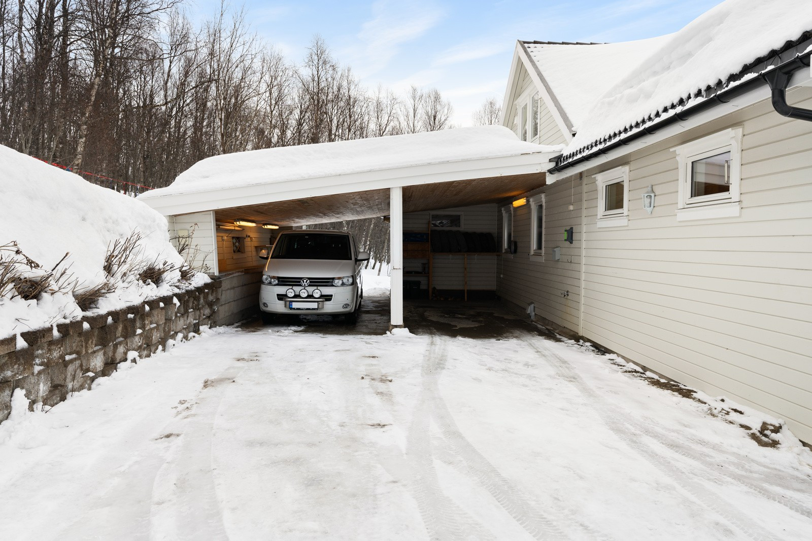 Dobbel carport på oversiden av boligen.