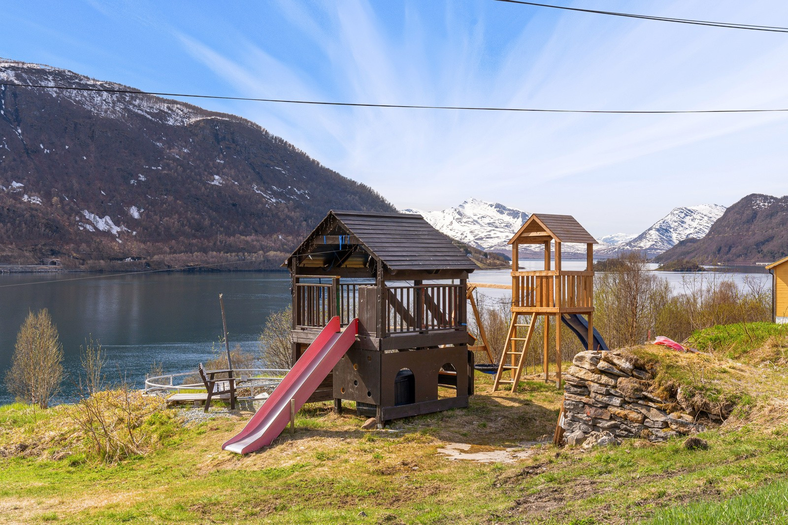 Lekeplass i området med zip line. Gøy for barn i alle aldre!