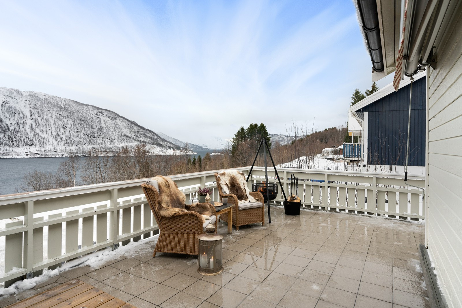 Verandaen strekker seg langs store deler av boligen og sikrer deg mange flotte soltimer i døgnet.