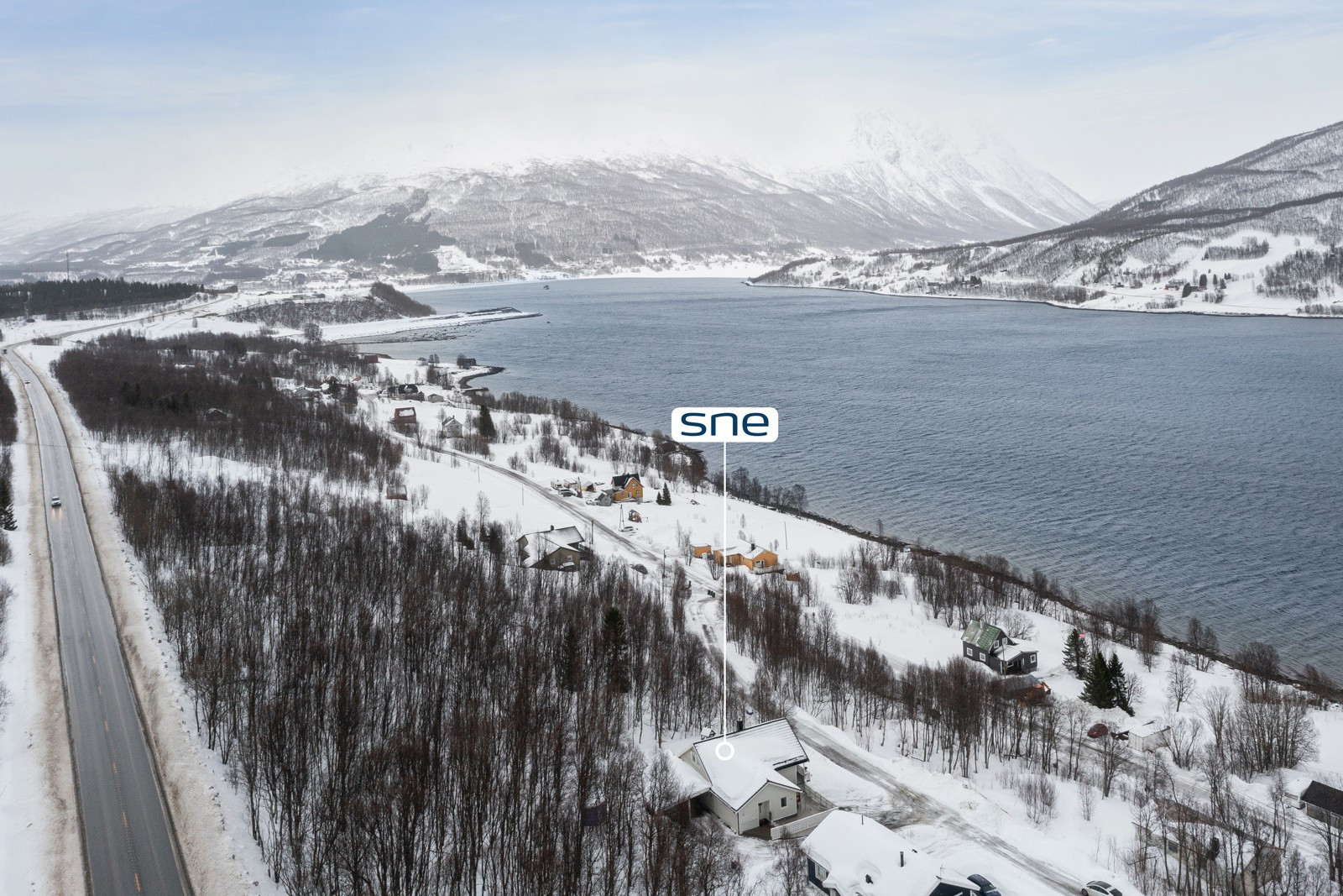 Boligen ligger ca. 20 min. kjøring fra Tromsø sentrum i rolige og naturnære omgivelser.