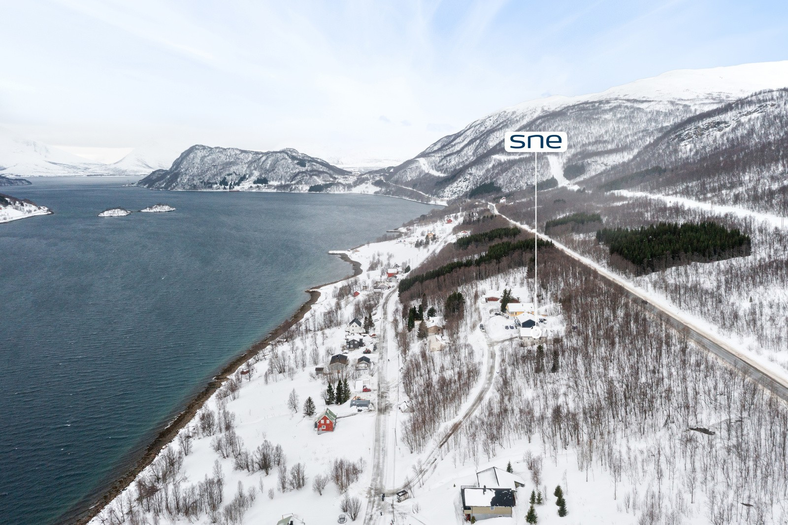 Boligen ligger ca. 13 min. kjøring fra Tromsø sentrum i rolige og naturnære omgivelser.