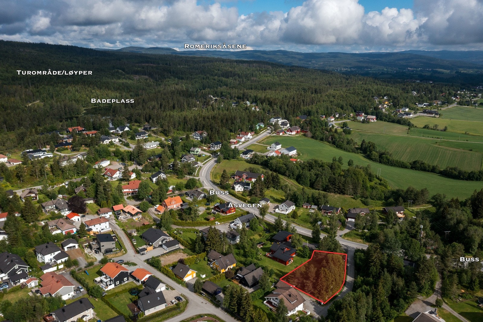 Åsgreina ligger vest for Gardermoen, utenfor flystøysonen, og har naturen som nærmeste nabo. Her gir stier, veier og lysløype deg fine turmuligheter både sommer- og vinterstid. Galleribilde