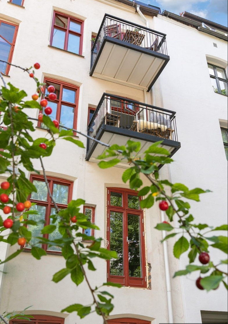 Høytliggende og tilbaketrukket balkong sett fra bakgård. Galleribilde