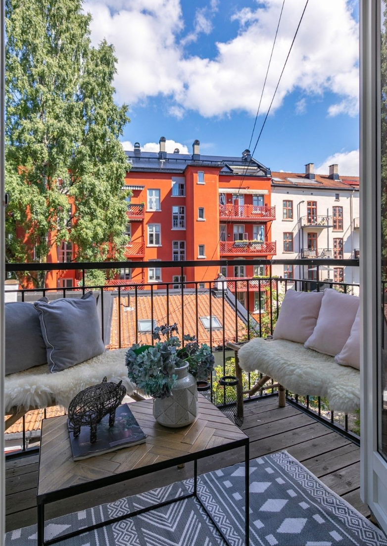 Balkongen har et høyt og flott utsyn over nabolagets bygårder. Her kan man kjenne på stemningen rundt de flotte gårdene midt på Grünerløkka. Galleribilde