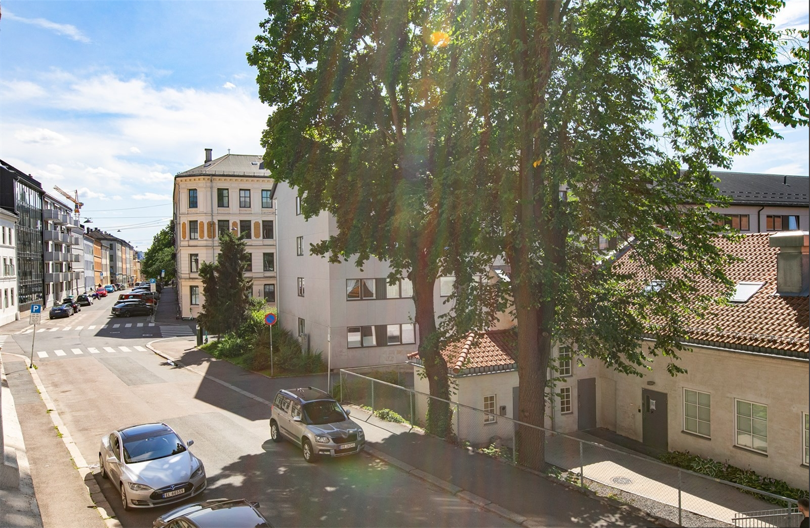 Leiligheten vender ut mot rolig gate, her sett fra stuevinduet. Galleribilde
