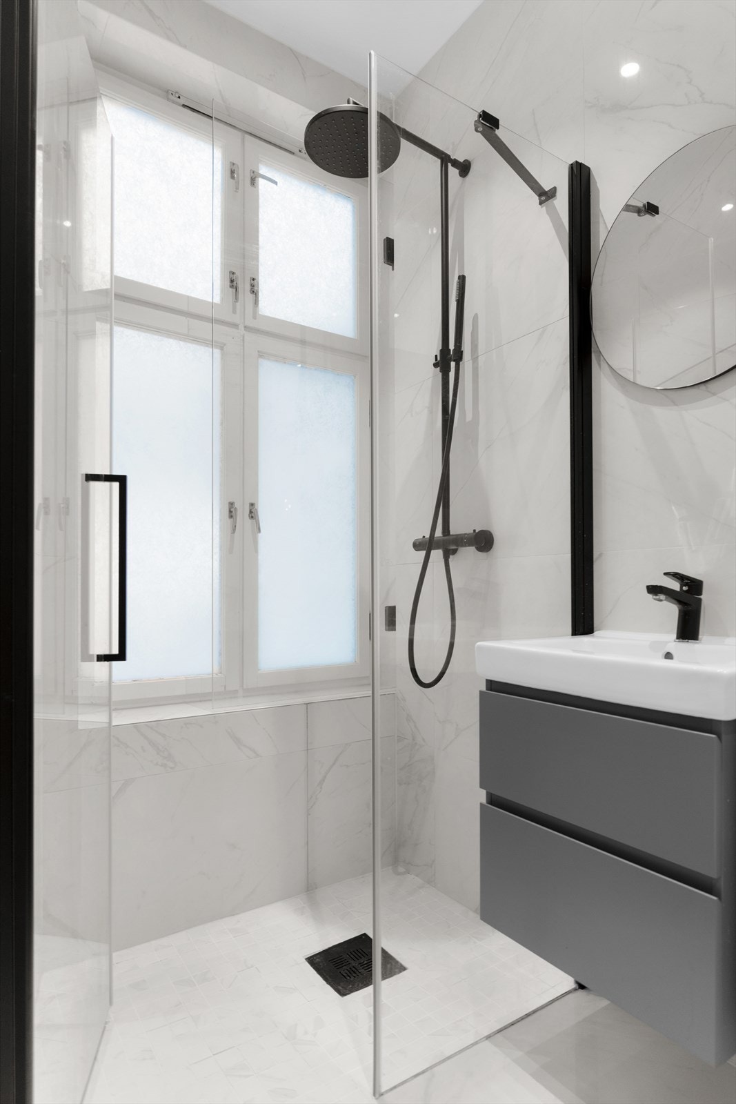 Dør i herdet glass, benkeskap med glatte fronter og speil over servant. Badet har fått TG1 av takstmann. Galleribilde