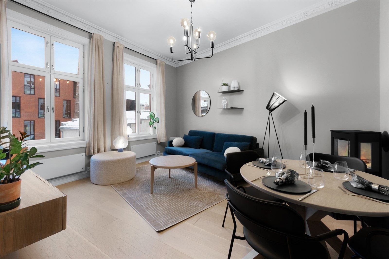 En gjennomgående og klassisk leilighet med høy standard. Himlinger med stukkatur og rosett. Boligen har en imponerende takhøyde på hele 3,04 meter. Galleribilde