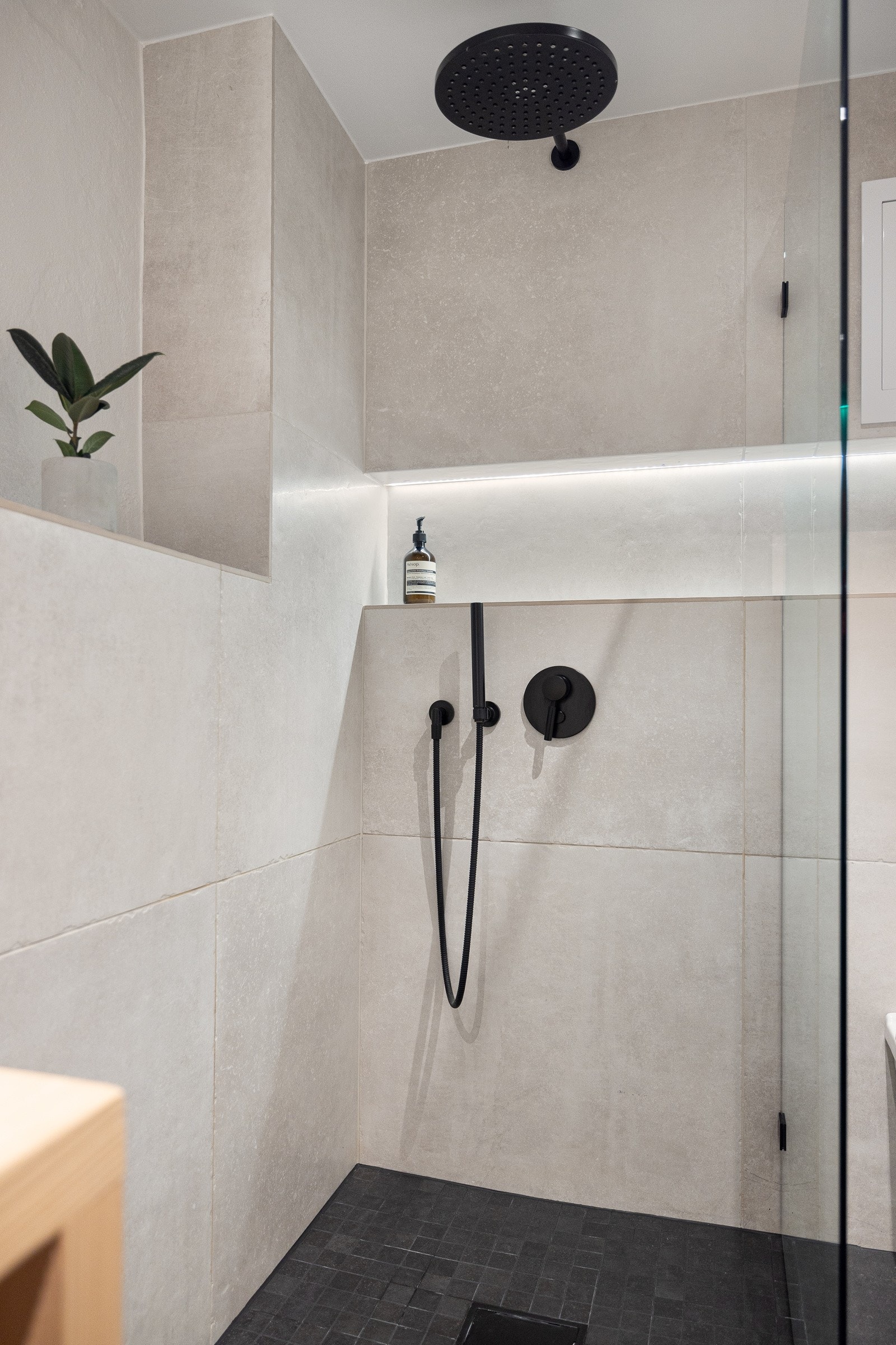 Regnfallsdusj med dusjnisje. Galleribilde