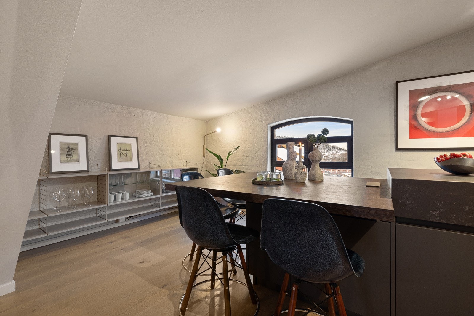 Spisebord som en naturlig forlengelse av kjøkkenøyen. Galleribilde