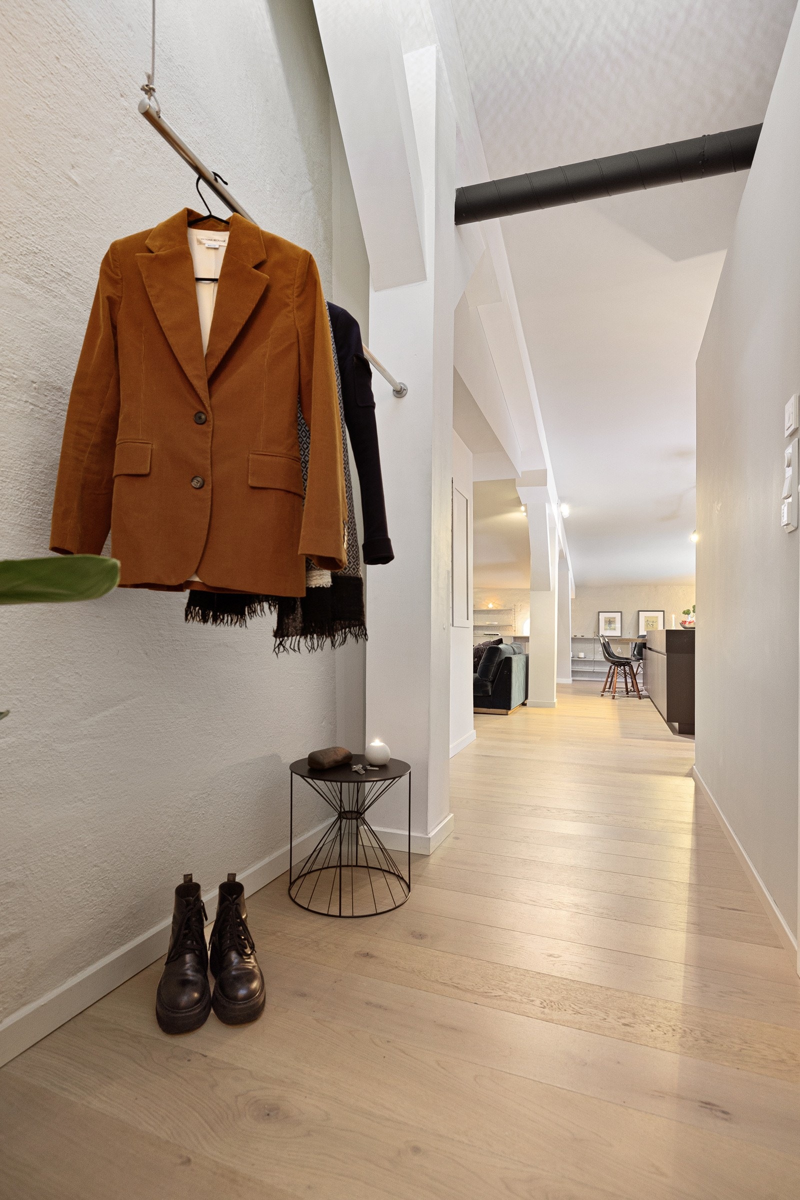 Romslig entré med callings system. Galleribilde