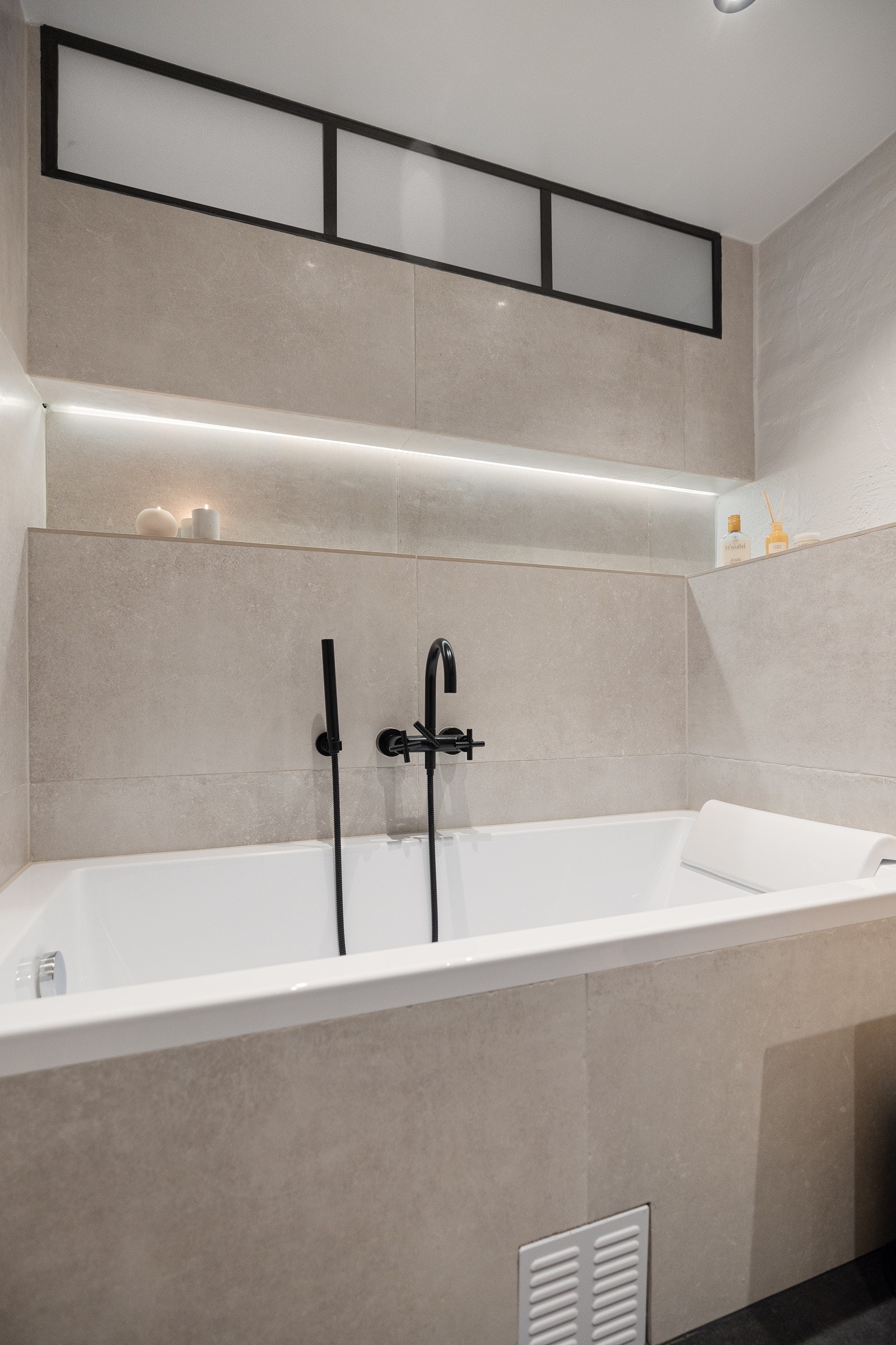 Det er avtrekk til felles ventilasjon og luftespalte i dør. Galleribilde