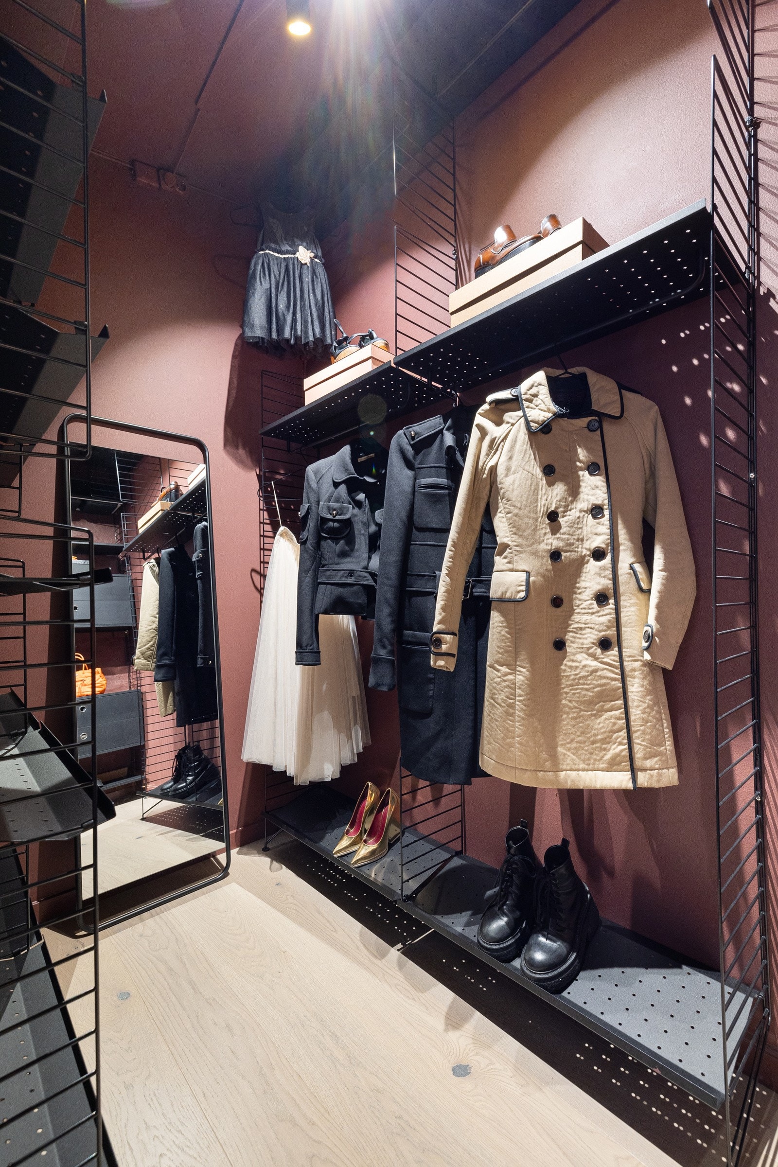 Mellom soverommene ligger et praktisk walk-in closet for maksimal plassutnyttelse. Galleribilde