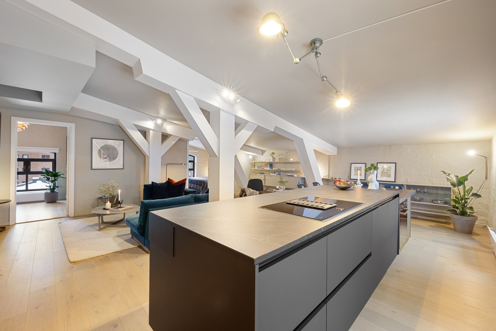 Opplegg for vaskemaskin under kjøkkenbenk. Galleribilde