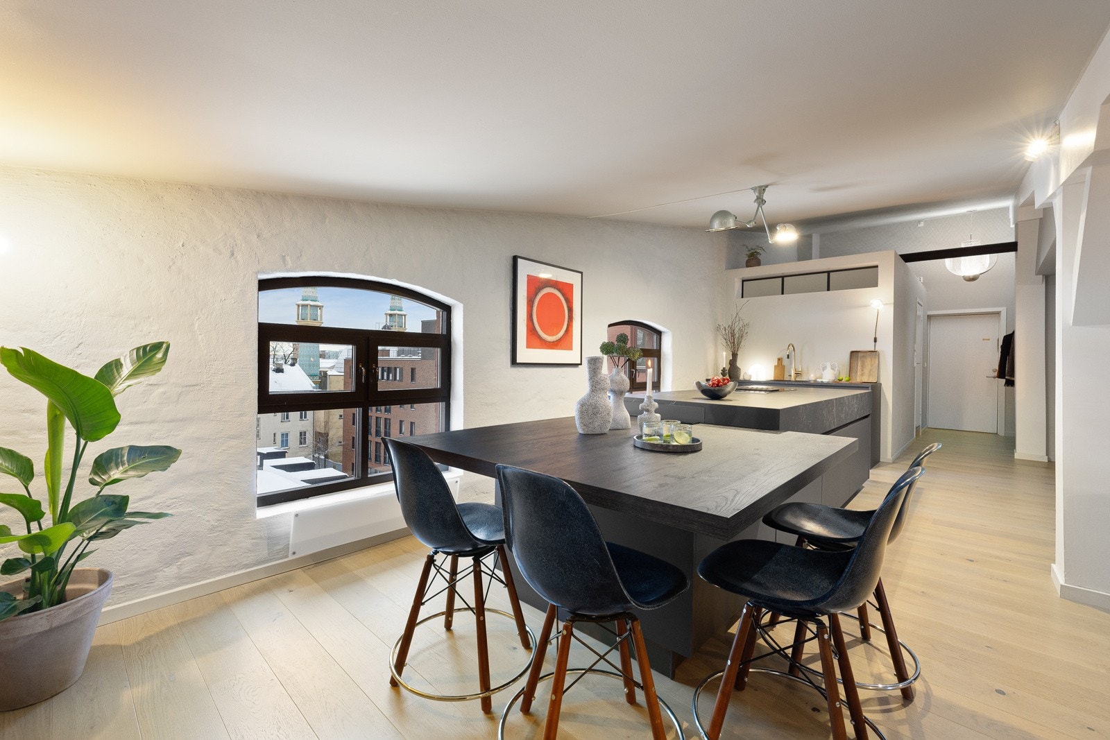 Kjøkkenet har integrerte hvitevarer som kjøleskap, fryseskap, stekeovn, oppvaskmaskin og koketopp med integrert ventilator. Galleribilde