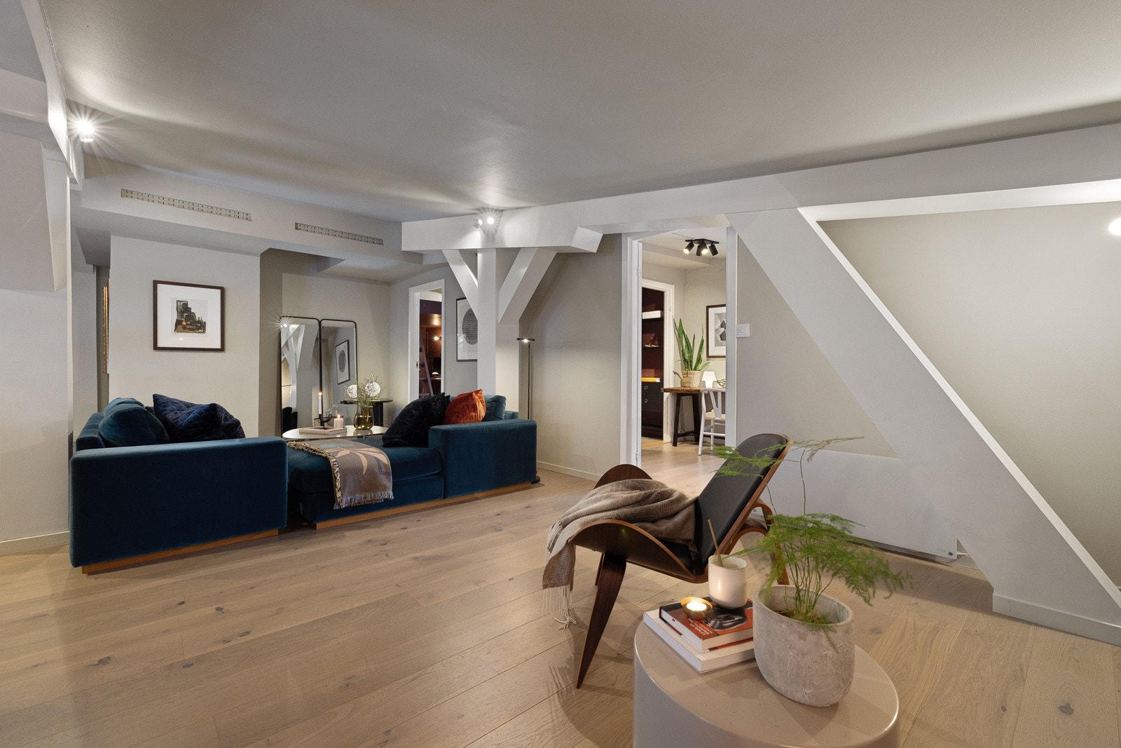 Boligens naturlige samlingspunkt. Det er god plass til sofagruppe, spisegruppe og tilhørende møblement. Galleribilde