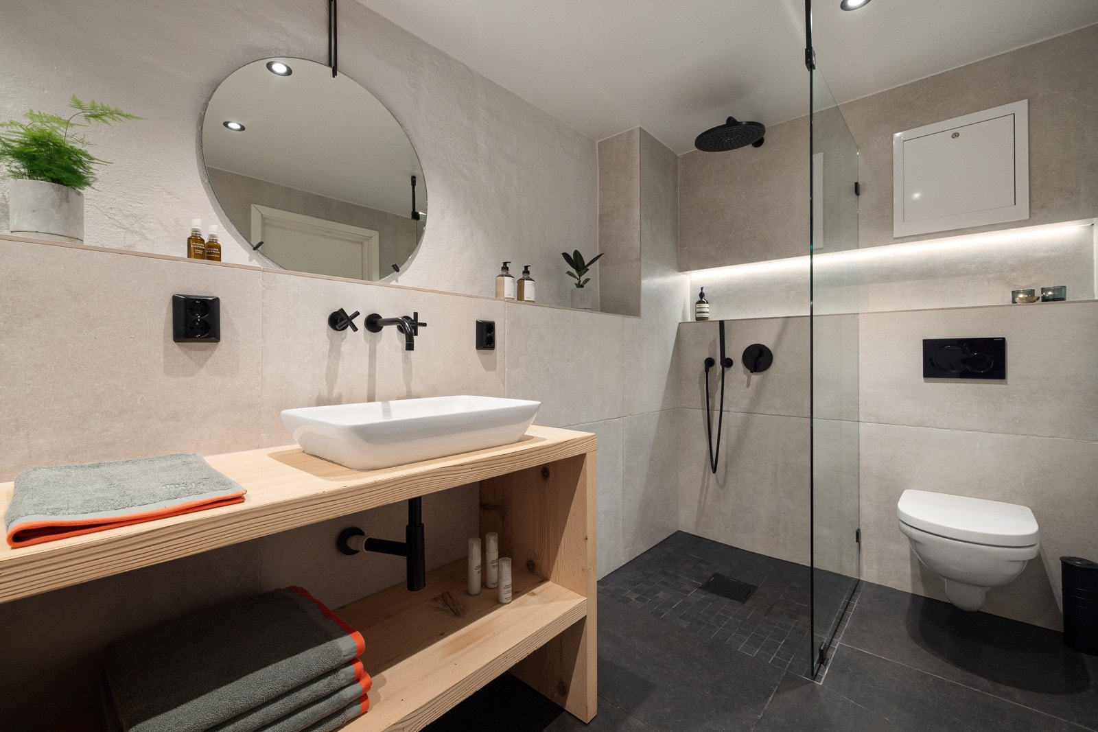 Her finner du lekre detaljer som regnfallsdusj, hånddusj og en møbelsnekret servantinnredning. Galleribilde