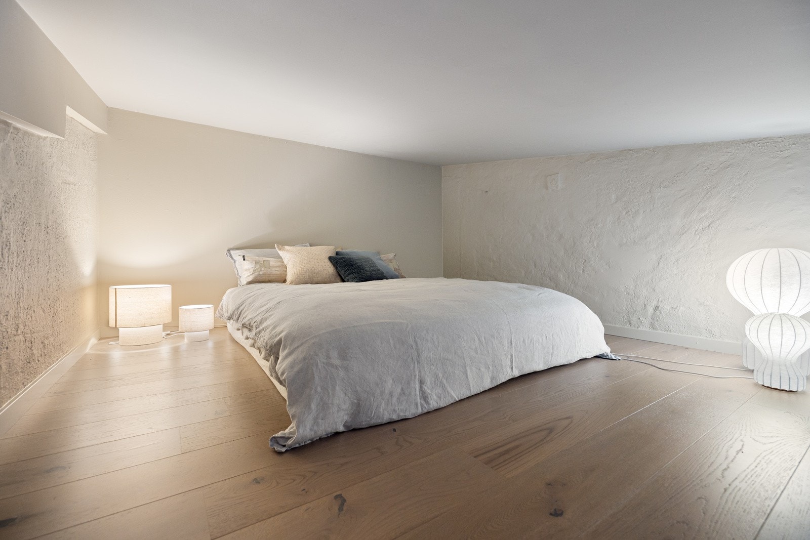 Romslig hems. Galleribilde