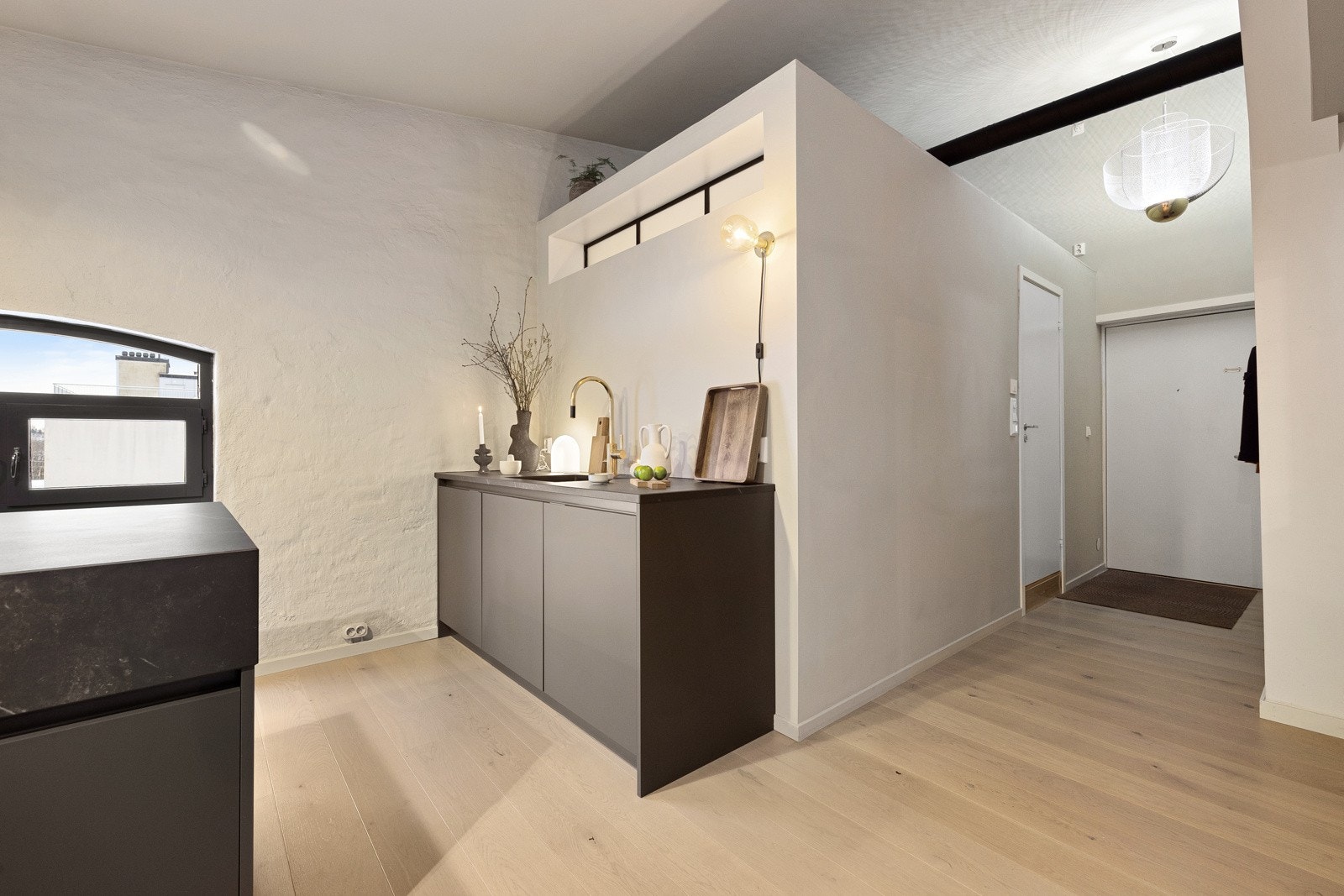 For ytterligere oppbevaringsmuligheter disponerer boligen to boder utenfor enheten - en på ca. 1 kvm og en større på ca. 6 kvm, perfekt til sesongutstyr og andre eiendeler. Galleribilde