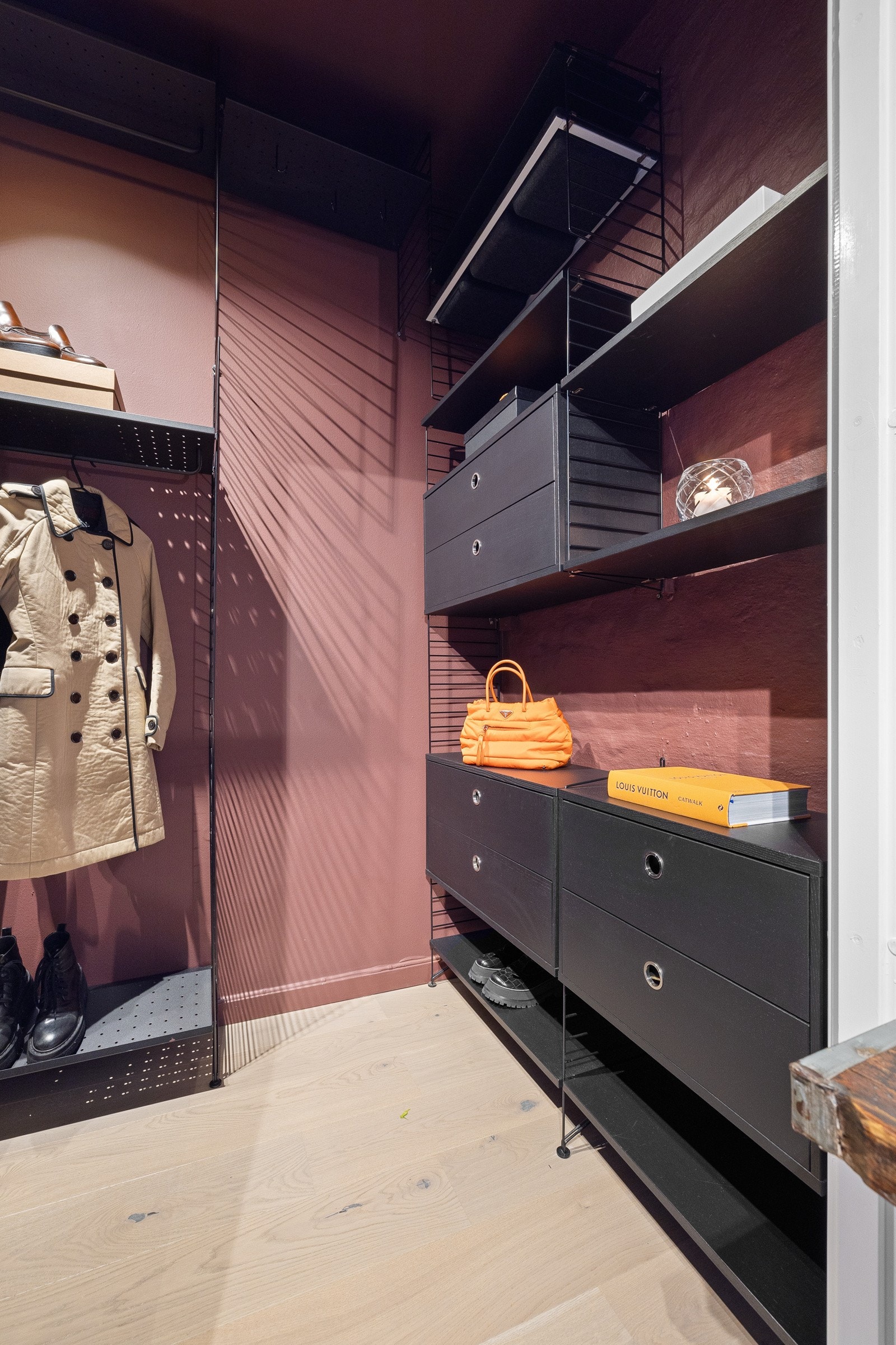 Walk-in closet. Galleribilde