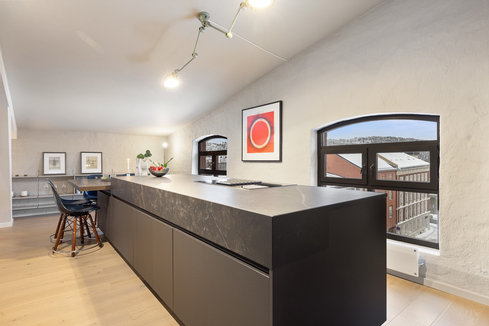 Kjøkkenøy og mørke slette fronter har keramisk Dekton Kelya benkeplate. Galleribilde