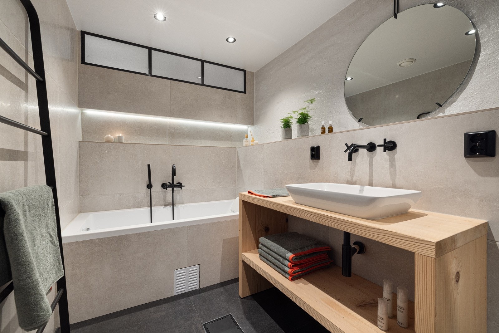 Belysningen er gjennomtenkt, med spotter i taket og integrert lys over badekaret og i dusjnisjen. Galleribilde