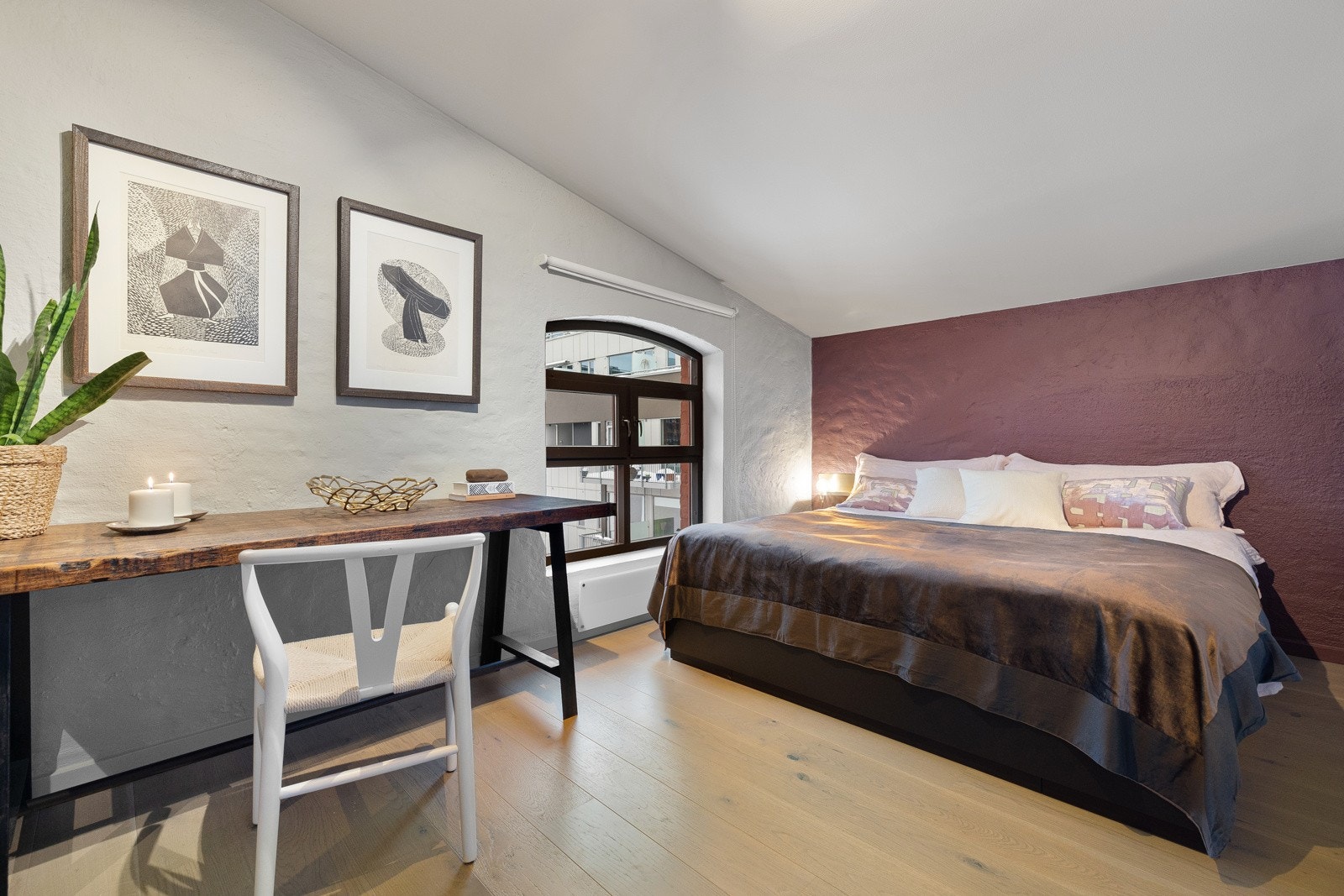 Hovedsoverommet er av god størrelse med plass til dobbeltseng, nattbord og garderobe. Galleribilde