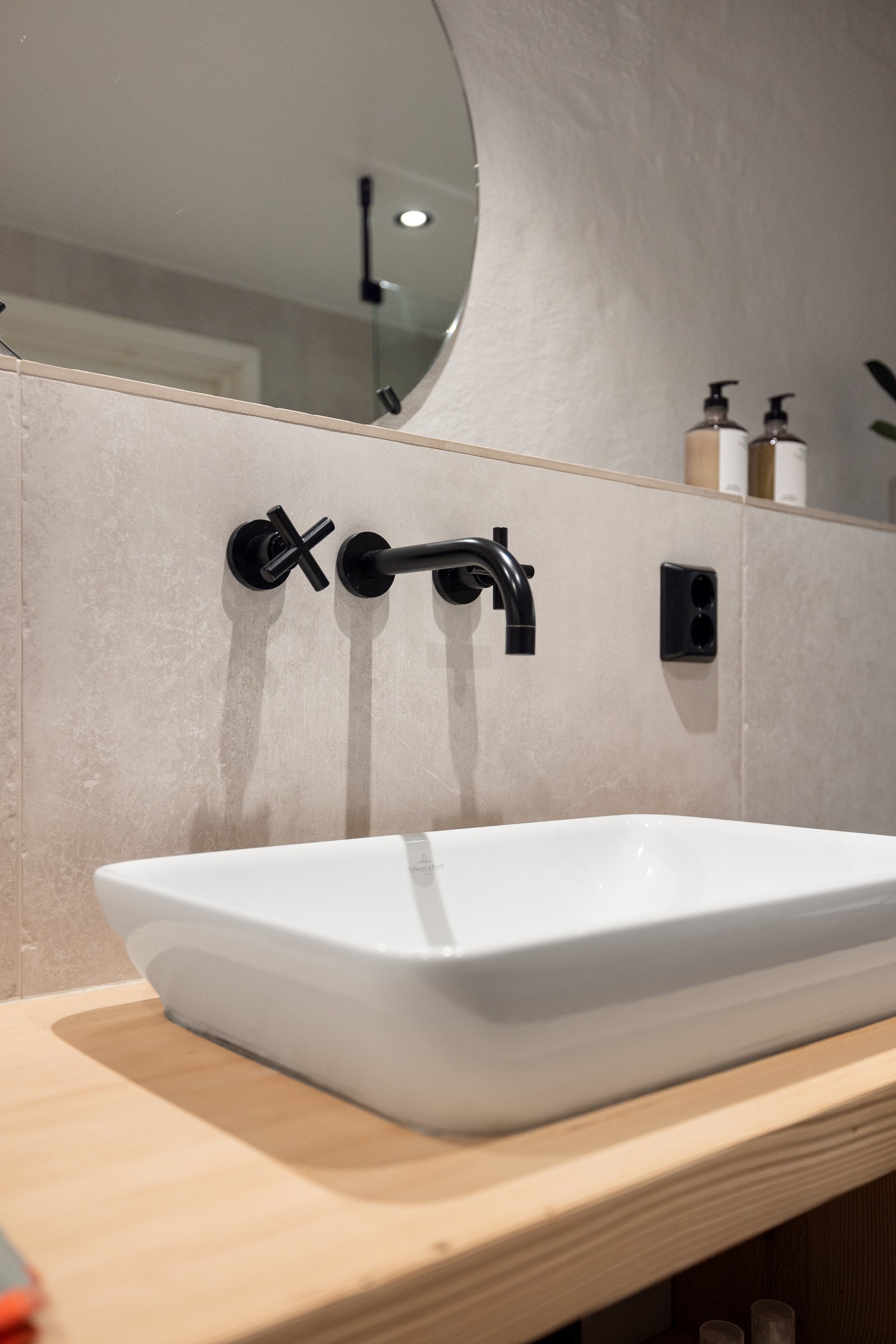 Armaturene fra Dornbracht Tara i matt sort gir badet et eksklusivt preg. Galleribilde