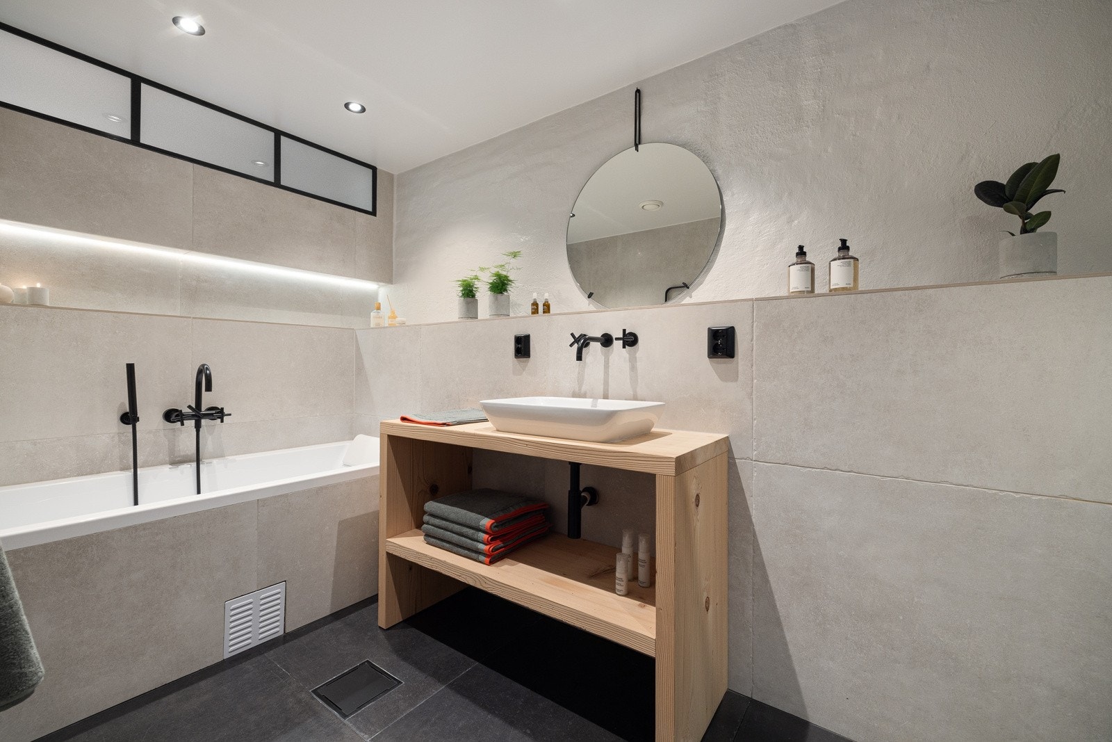 Delikat og romslig flislagt bad fra 2019 varmekabler i gulv. Galleribilde