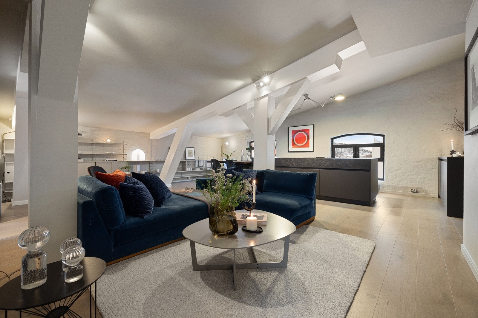 Stor og luftig stue med god plass til møblering og tilhørende stuebord. Galleribilde