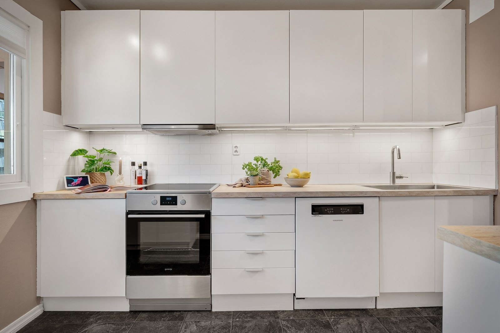 - Veggene og taket på kjøkkenet ble malt i 2023 - Galleribilde