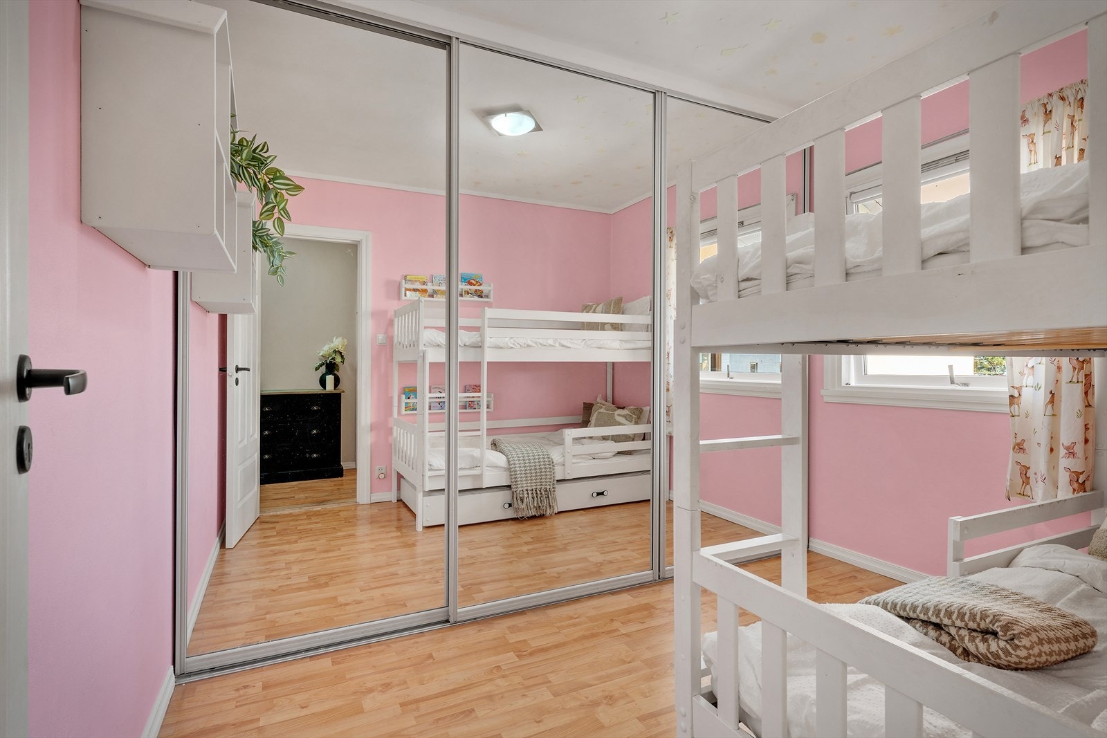 - Også her er det en svært romslig garderobeløsning - luksus! - Galleribilde