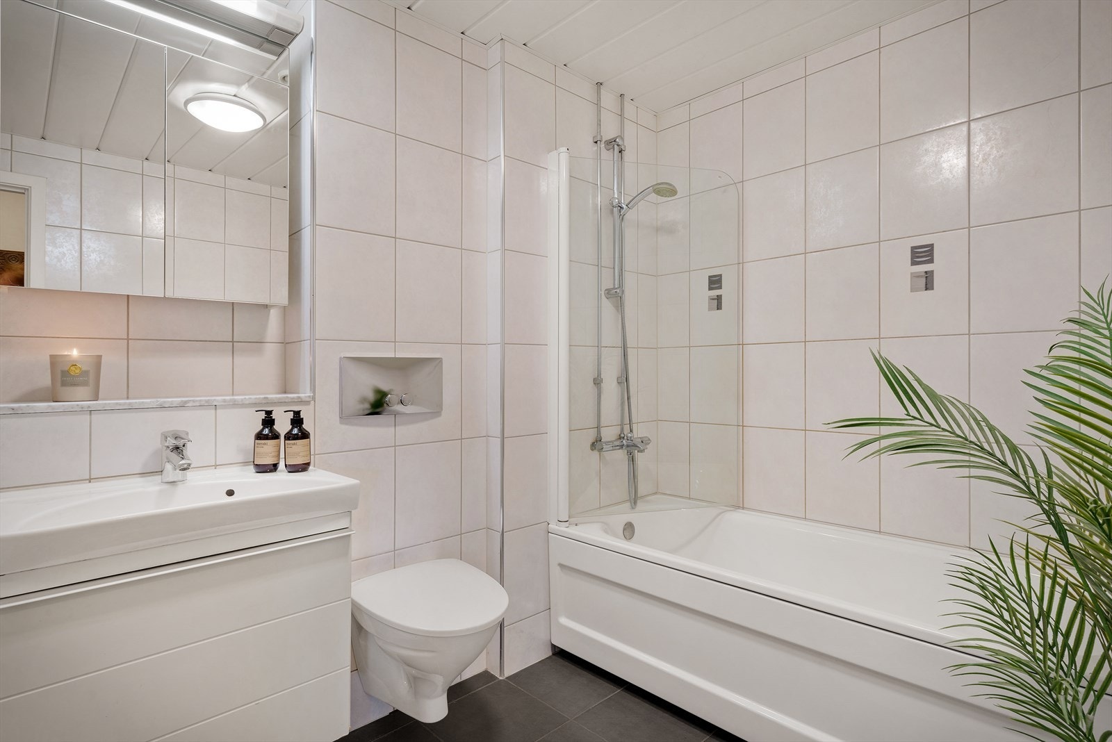 - Her får man gode kvaliteter som badekar, vegghengt toalett, samt god lagringsplass i servant- og speilskap - Galleribilde