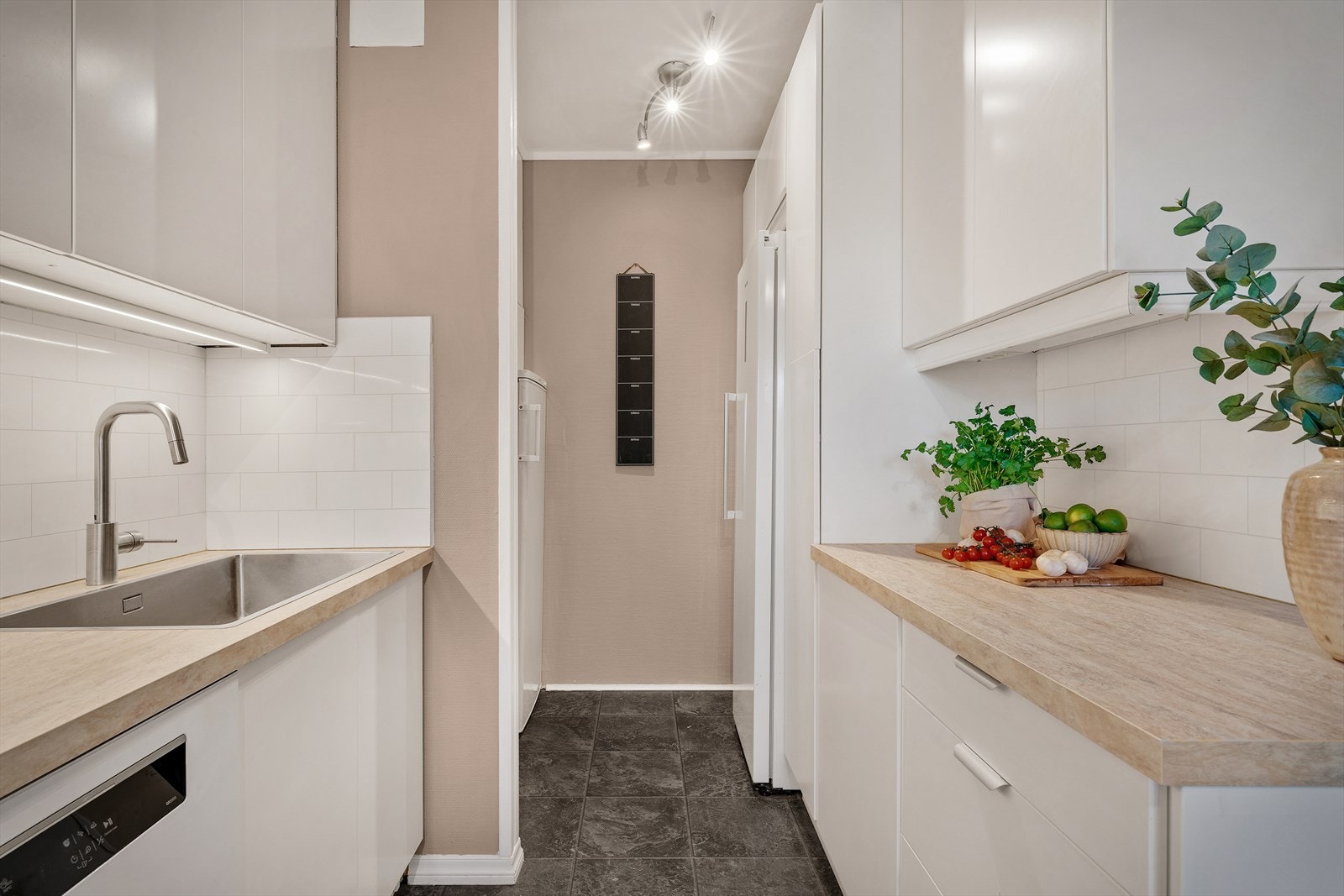 - Hvitevarer på kjøkkenet medfølger salget helt kostnadsfritt - Galleribilde