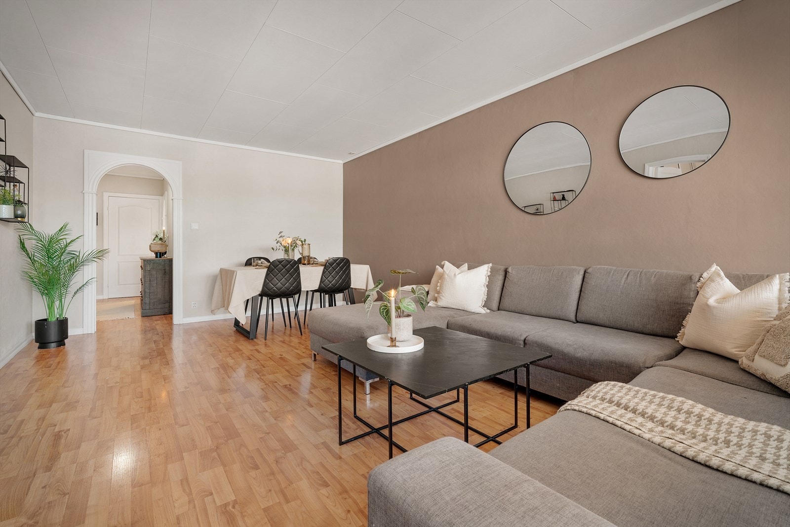 - Stuen strekker seg utover et areal på 21,5m² og kan enkelt innredes i ulike soner - Galleribilde