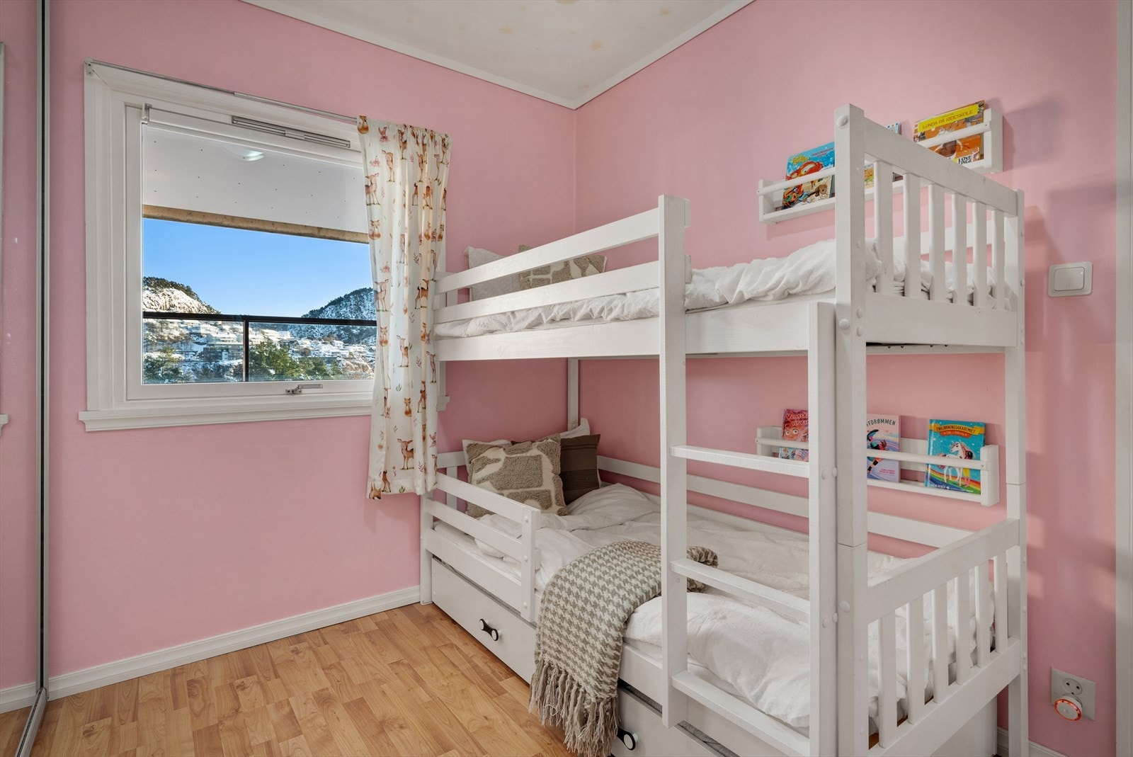 - Soverom 2 blir i dag brukt som barnerom. Barneseng kan medfølge salget kostnadsfritt - Galleribilde