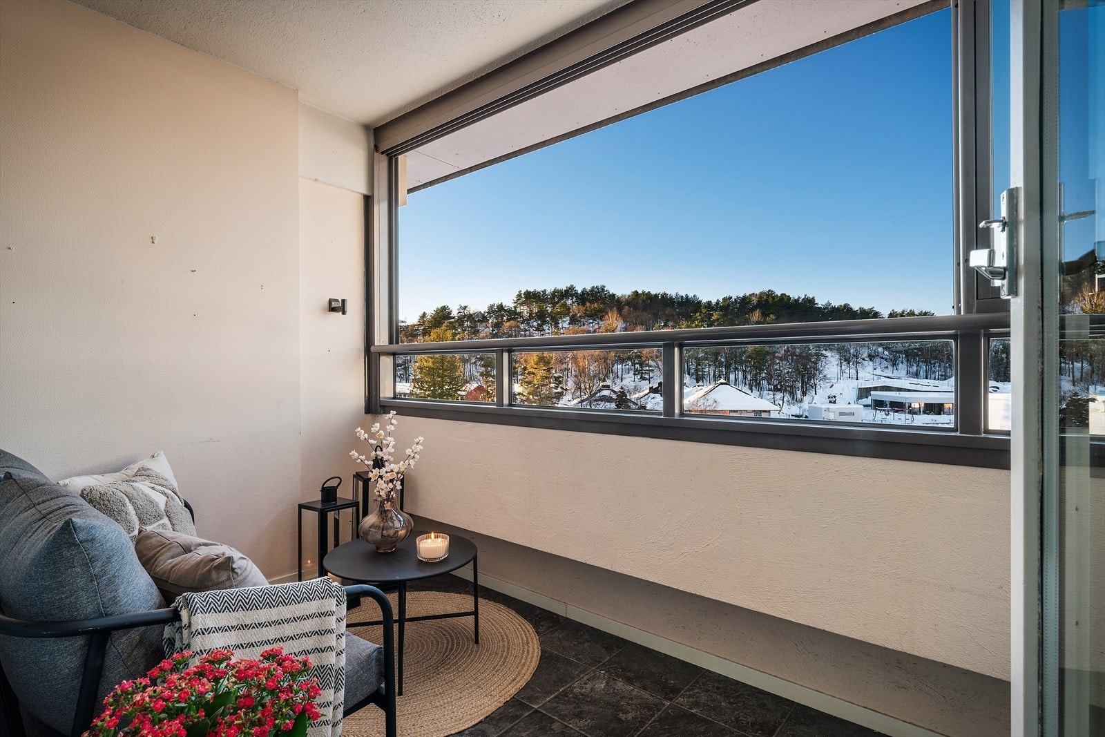 - Det at balkongen er innglasset gjør at den er som en fin forlengelse av stuen - Galleribilde