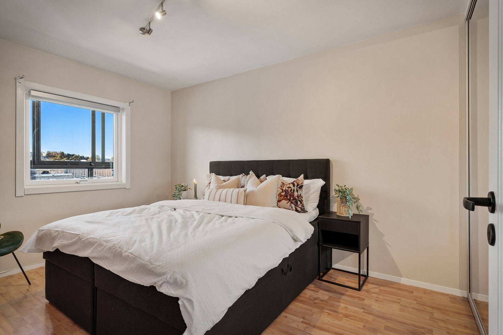 - Hovedsoverommet måler 13,1m² og er vendt mot rolige omgivelser - Galleribilde