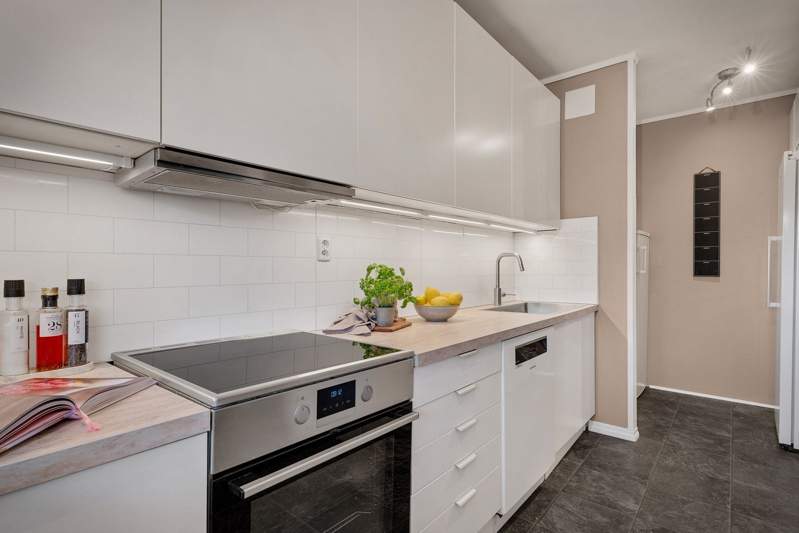 - Kjøkkenet har rikelig med skap- og benkeplass. Her får man et stilrent kjøkken man ikke går lei av - Galleribilde