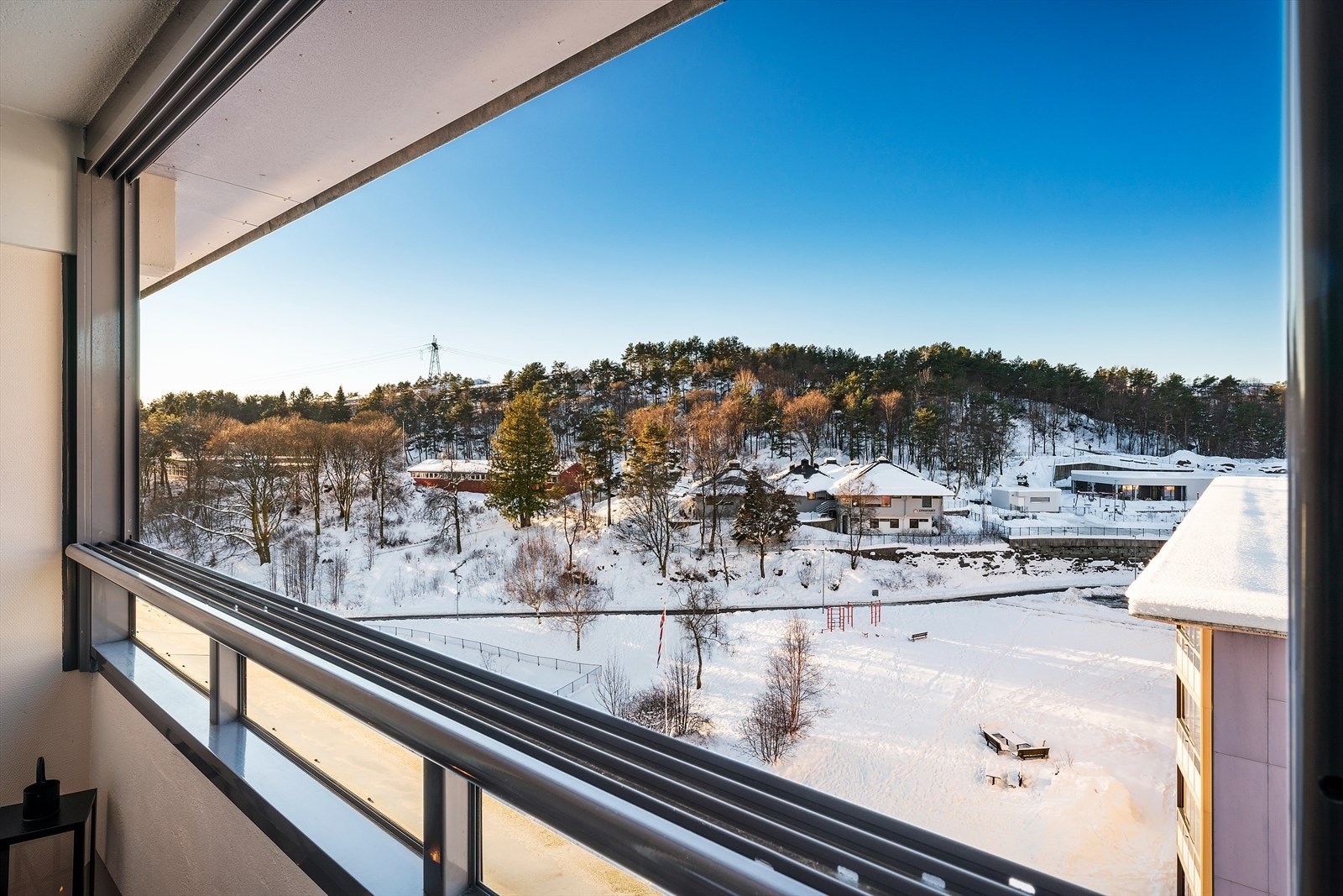 - Den innglassede balkongen måler 7,8m² og har svært gode solforhold mitsommers - Galleribilde